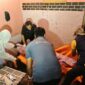 FOTO: Petugas bersama personel Polresta Sumenep saat mengevakuasi korban. @by_News9.id