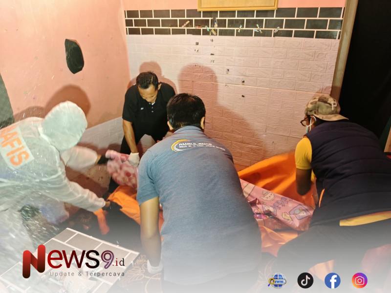 FOTO: Petugas bersama personel Polresta Sumenep saat mengevakuasi korban. @by_News9.id
