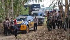FOTO: Penertiban patok akses jln milik PT Kalijeruk randuagong. @by_News9.id