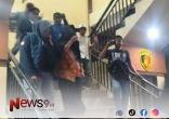 FOTO: Kepala Puskesmas Robatal, Benny Irawan, saat digiring ke Polres Sampang. @by_News9.id