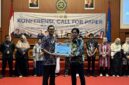FOTO: Dr. Moh. Zeinudin, S.H., S.H.I., M.Hum., Akademisi Fakultas Hukum Universitas Wiraraja (Unija) Madura, saat menerima penghargaan. @by_News9.id