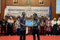FOTO: Dr. Moh. Zeinudin, S.H., S.H.I., M.Hum., Akademisi Fakultas Hukum Universitas Wiraraja (Unija) Madura, saat menerima penghargaan. @by_News9.id