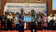 FOTO: Dr. Moh. Zeinudin, S.H., S.H.I., M.Hum., Akademisi Fakultas Hukum Universitas Wiraraja (Unija) Madura, saat menerima penghargaan. @by_News9.id