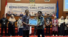 FOTO: Dr. Moh. Zeinudin, S.H., S.H.I., M.Hum., Akademisi Fakultas Hukum Universitas Wiraraja (Unija) Madura, saat menerima penghargaan. @by_News9.id