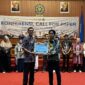 FOTO: Dr. Moh. Zeinudin, S.H., S.H.I., M.Hum., Akademisi Fakultas Hukum Universitas Wiraraja (Unija) Madura, saat menerima penghargaan. @by_News9.id
