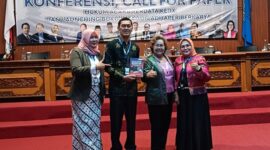 FOTO: Dr. Zein, dan para penulis lainnya pada peluncuran buku Strategi Menyusun Gugatan di Era Digital. @by_News9.id
