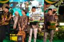 FOTO: Penyalurkan bantuan secara simbolis. @by_News9.id
