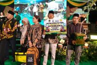 FOTO: Penyalurkan bantuan secara simbolis. @by_News9.id