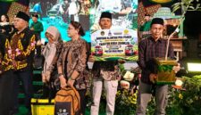 FOTO: Penyalurkan bantuan secara simbolis. @by_News9.id