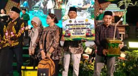FOTO: Penyalurkan bantuan secara simbolis. @by_News9.id