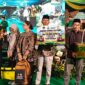 FOTO: Penyalurkan bantuan secara simbolis. @by_News9.id