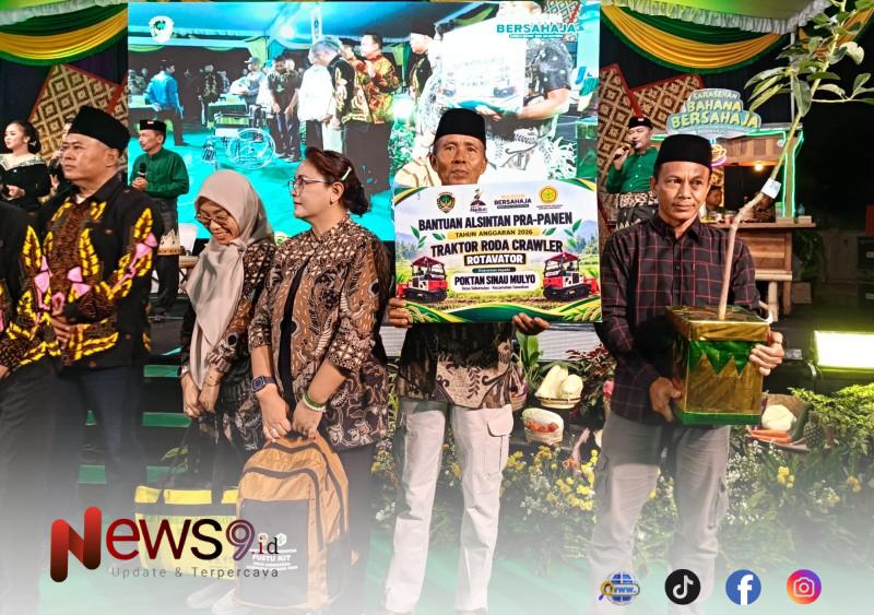 FOTO: Penyalurkan bantuan secara simbolis. @by_News9.id