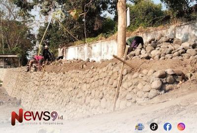 FOTO: Lokasi Pembangunan Tembok Penahan Tanah (TPT). @by_News9.id