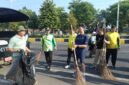 FOTO: Bupati dan Wakil Bupati Madiun saat menggelar aksi nyata kerja bakti membersihkan sampah. @by_News9.id