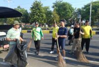 FOTO: Bupati dan Wakil Bupati Madiun saat menggelar aksi nyata kerja bakti membersihkan sampah. @by_News9.id