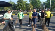 FOTO: Bupati dan Wakil Bupati Madiun saat menggelar aksi nyata kerja bakti membersihkan sampah. @by_News9.id