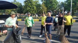 FOTO: Bupati dan Wakil Bupati Madiun saat menggelar aksi nyata kerja bakti membersihkan sampah. @by_News9.id