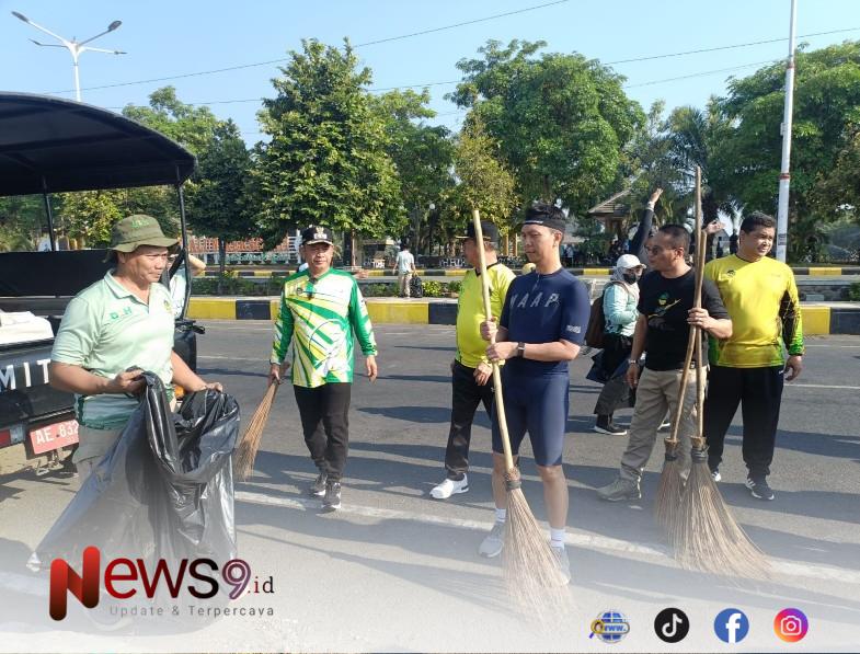 FOTO: Bupati dan Wakil Bupati Madiun saat menggelar aksi nyata kerja bakti membersihkan sampah. @by_News9.id