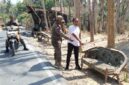 FOTO: Petugas saat melakukan olah TKP penemuan seorang bayi laki-laki di atas kursi rusak di pinggir jalan, @by_News9.id
