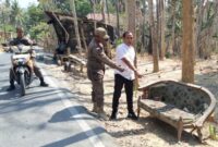 FOTO: Petugas saat melakukan olah TKP penemuan seorang bayi laki-laki di atas kursi rusak di pinggir jalan, @by_News9.id