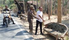 FOTO: Petugas saat melakukan olah TKP penemuan seorang bayi laki-laki di atas kursi rusak di pinggir jalan, @by_News9.id