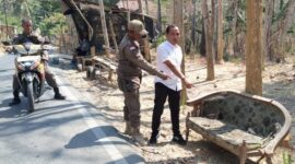 FOTO: Petugas saat melakukan olah TKP penemuan seorang bayi laki-laki di atas kursi rusak di pinggir jalan, @by_News9.id