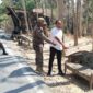 FOTO: Petugas saat melakukan olah TKP penemuan seorang bayi laki-laki di atas kursi rusak di pinggir jalan, @by_News9.id