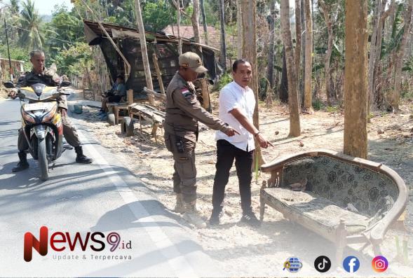 FOTO: Petugas saat melakukan olah TKP penemuan seorang bayi laki-laki di atas kursi rusak di pinggir jalan, @by_News9.id