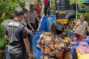FOTO: Jajaran Polres Lumajang membagikan bantuan air bersih di desa gucialit. @by_News9.id