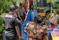 FOTO: Jajaran Polres Lumajang membagikan bantuan air bersih di desa gucialit. @by_News9.id