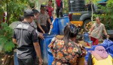 FOTO: Jajaran Polres Lumajang membagikan bantuan air bersih di desa gucialit. @by_News9.id