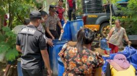 FOTO: Jajaran Polres Lumajang membagikan bantuan air bersih di desa gucialit. @by_News9.id