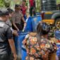 FOTO: Jajaran Polres Lumajang membagikan bantuan air bersih di desa gucialit. @by_News9.id