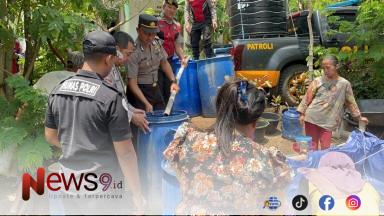 FOTO: Jajaran Polres Lumajang membagikan bantuan air bersih di desa gucialit. @by_News9.id