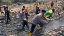 FOTO: Polresta Malang Kota, saat membantu pemadaman kebakaran. @by_News9.id