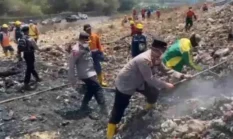 Polresta Malang Kerahkan Mobil Water Cannon Bantu Padamkan Kebakaran TPA Supit Urang
