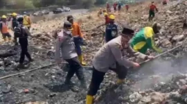 FOTO: Polresta Malang Kota, saat membantu pemadaman kebakaran. @by_News9.id