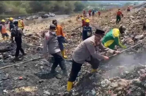 FOTO: Polresta Malang Kota, saat membantu pemadaman kebakaran. @by_News9.id