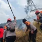 FOTO: Satu satuan setingkat kompi (SSK) gabungan dari Batalyon A Pelopor, Samapta Polda Jawa Timur, Polisi Kehutanan (Polhut), dan relawan saat padamkan api. @by_News9.id