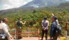 FOTO: Petugas gabungan dari unsur TNI, Polri, Perhutani, BPBD, dan relawan saat melakukan pemantauan. @by_News9.id