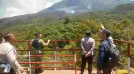 FOTO: Petugas gabungan dari unsur TNI, Polri, Perhutani, BPBD, dan relawan saat melakukan pemantauan. @by_News9.id