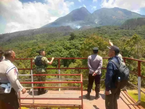 FOTO: Petugas gabungan dari unsur TNI, Polri, Perhutani, BPBD, dan relawan saat melakukan pemantauan. @by_News9.id