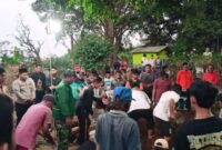 FOTO: Pemakaman Jenazah Suraji di tempat pemakaman umum Desa Lumbang. @by_News9.id