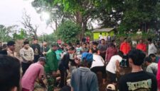 FOTO: Pemakaman Jenazah Suraji di tempat pemakaman umum Desa Lumbang. @by_News9.id