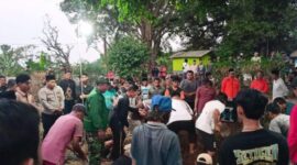 FOTO: Pemakaman Jenazah Suraji di tempat pemakaman umum Desa Lumbang. @by_News9.id