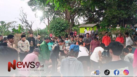 FOTO: Pemakaman Jenazah Suraji di tempat pemakaman umum Desa Lumbang. @by_News9.id