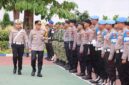 FOTO: Kapolresta Sumenep Kombes Pol. Ariek Indra Sentanu, S.H., S.I.K., M.H., saat melakukan pengecekan personil pasukan. @by_News9.id