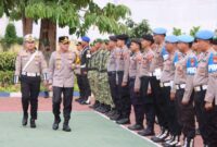 FOTO: Kapolresta Sumenep Kombes Pol. Ariek Indra Sentanu, S.H., S.I.K., M.H., saat melakukan pengecekan personil pasukan. @by_News9.id