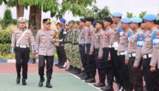 FOTO: Kapolresta Sumenep Kombes Pol. Ariek Indra Sentanu, S.H., S.I.K., M.H., saat melakukan pengecekan personil pasukan. @by_News9.id