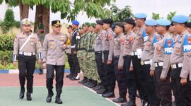 FOTO: Kapolresta Sumenep Kombes Pol. Ariek Indra Sentanu, S.H., S.I.K., M.H., saat melakukan pengecekan personil pasukan. @by_News9.id